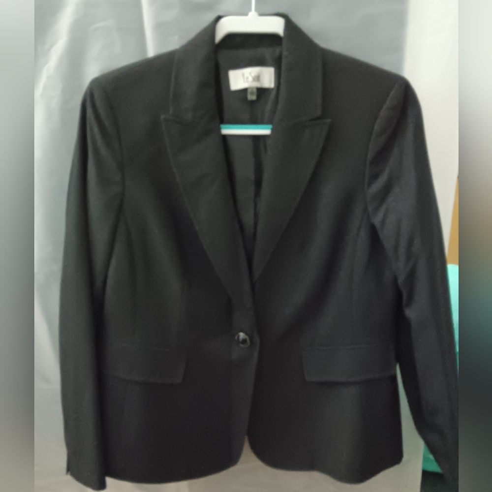 Le Suit Black Blazer and Pants Suit.